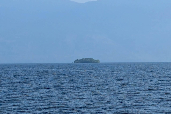 カナダの湖に島が出現、数日後に忽然と姿を消す