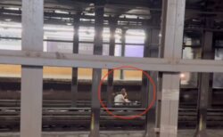 地下鉄の線路にくつろいで座っていたカップル、そのまま轢かれる【映像】