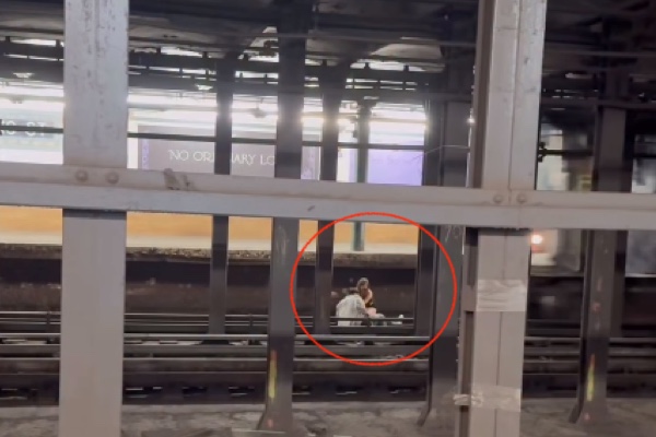 地下鉄の線路にくつろいで座っていたカップル、そのまま轢かれる【映像】