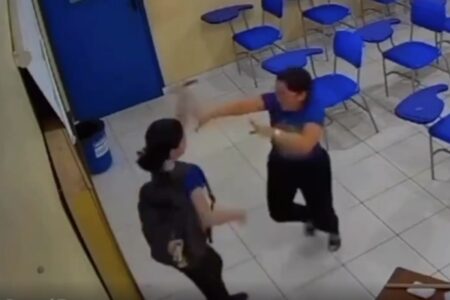 ブラジルの女子高生、成績を決めた教師を滅多刺し【現場映像】