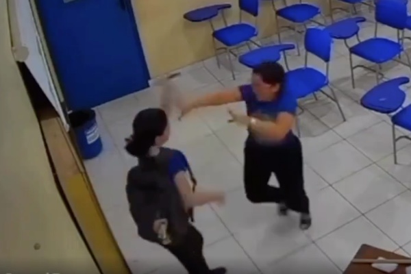 ブラジルの女子高生、成績を決めた教師を滅多刺し【現場映像】