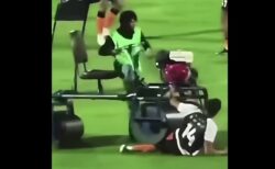 イギリスのサッカー選手、グラウンドの整地ローラーに轢かれる