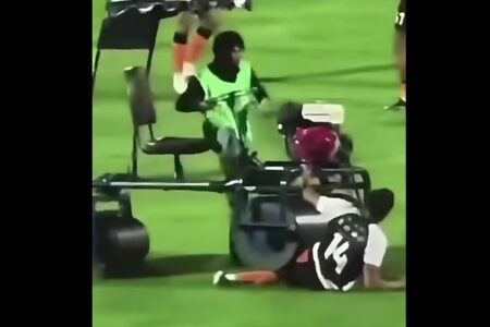 イギリスのサッカー選手、グラウンドの整地ローラーに轢かれる