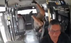 【動画】バス運転手のうっかりミスが“奇跡”を生んだ？バイクがバスに衝突→男性が歩いて立ち去る
