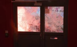 覆面集団が高校の出入口を封鎖して放火　生徒や職員、記者らが校内に閉じ込められる