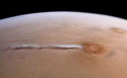 火星に出現する謎の白い雲、特異な物理現象で起きている可能性