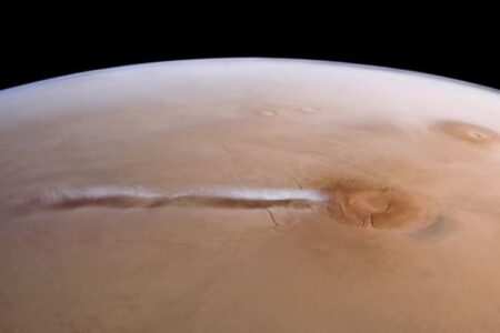 火星に出現する謎の白い雲、特異な物理現象で起きている可能性