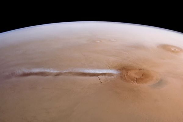 火星に出現する謎の白い雲、特異な物理現象で起きている可能性