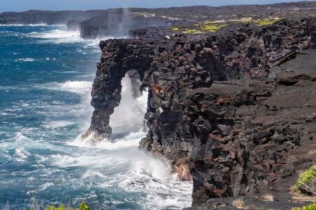ハワイ島にある岩のアーチ、ハリケーンの影響で崩落