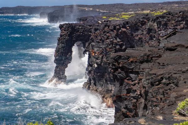 ハワイ島にある岩のアーチ、ハリケーンの影響で崩落