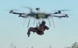 ウクライナ軍、前線で負傷した兵士をドローンで運ぶことに成功【動画】