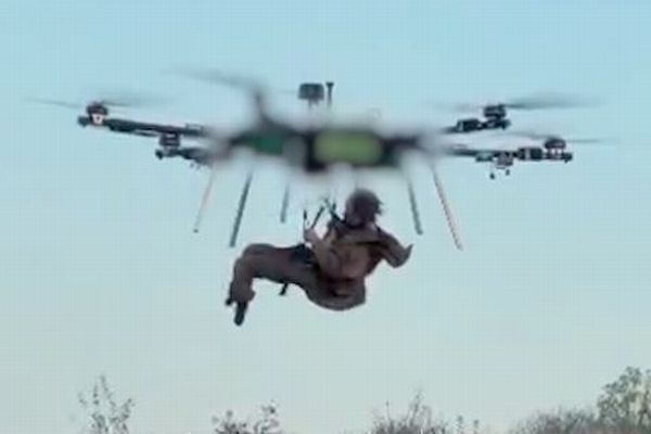 ウクライナ軍、前線で負傷した兵士をドローンで運ぶことに成功【動画】