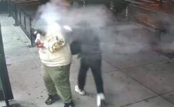 NYで見知らぬ男に謎の液体をかけられ、男性が顔や首に火傷