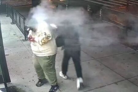 NYで見知らぬ男に謎の液体をかけられ、男性が顔や首に火傷