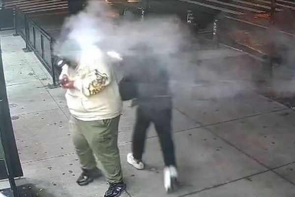 NYで見知らぬ男に謎の液体をかけられ、男性が顔や首に火傷