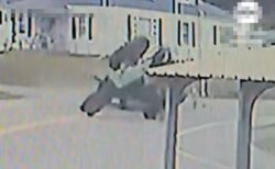 トラクターが暴走し横転、荷車に乗っていた子供らが負傷【動画】