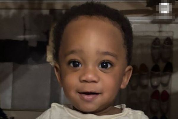 万引き容疑の女性の車に警察官が発砲し、1歳の男の子が死亡、映像を公開
