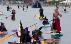 ハロウィーンのイベント、魔女に扮した人々がパドルボードを漕いでいく【動画】