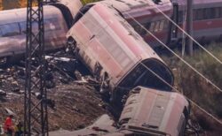 スペインで高速列車同士が衝突、車両が脱線して少なくとも68人が死亡