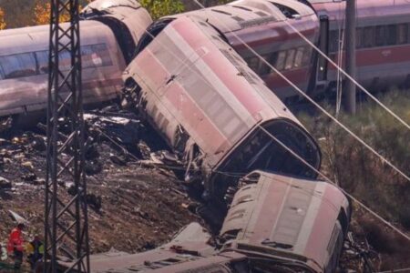 スペインで高速列車同士が衝突、車両が脱線して少なくとも68人が死亡
