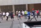 12階の窓から頭でぶら下がった女の子、近隣住民らの協力で無事に救出【動画】