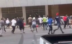 南アフリカ共和国で移民反対デモが続く中、外国籍の男性が50人から殴られ死亡
