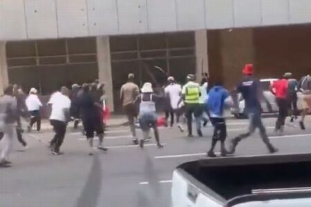 南アフリカ共和国で移民反対デモが続く中、外国籍の男性が50人から殴られ死亡