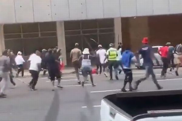 南アフリカ共和国で移民反対デモが続く中、外国籍の男性が50人から殴られ死亡