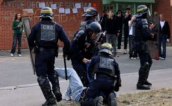 フランス全土で、教育を巡る問題から学生が抗議デモ、機動隊と衝突