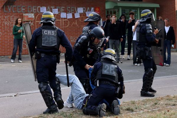 フランス全土で、教育を巡る問題から学生が抗議デモ、機動隊と衝突