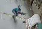ゴルフコースに迷い込んだキツネ、おねだりしてお菓子をもらう【動画】