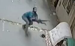 エジプト人の青年が2階から落下する子供を見事にキャッチ、命を救う