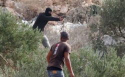 イスラエル人の入植者、パレスチナ人のオリーブ農家や、ワシントン・ポスト紙のカメラマンを襲撃