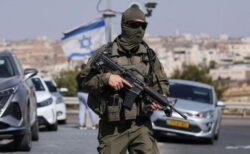 イスラエル軍がヨルダン川西岸地区のヘブロンを封鎖、兵士2人が死亡