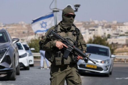 イスラエル軍がヨルダン川西岸地区のヘブロンを封鎖、兵士2人が死亡