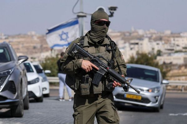 イスラエル軍がヨルダン川西岸地区のヘブロンを封鎖、兵士2人が死亡