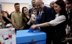イスラエル総選挙、出口調査では反ネタニヤフ陣営がリード