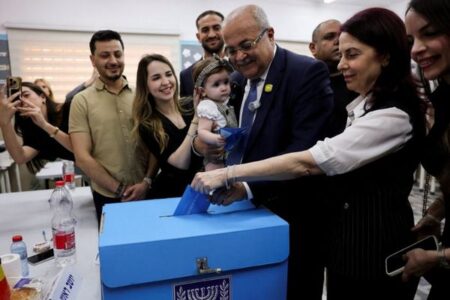 イスラエル総選挙、出口調査では反ネタニヤフ陣営がリード