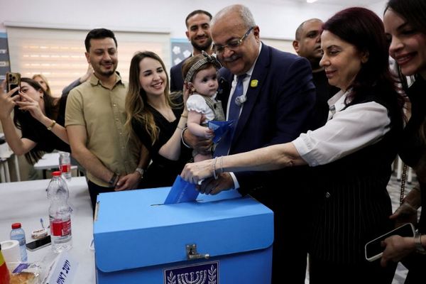 イスラエル総選挙、出口調査では反ネタニヤフ陣営がリード