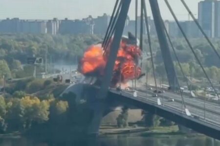 ロシア軍がウクライナの橋を連日攻撃、通行の制限と交通渋滞を引き起こす