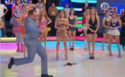 メキシコのTV番組で、司会者がドローンを蹴り、モデルの顔に直撃【動画】