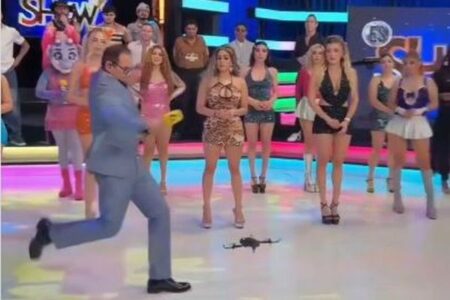 メキシコのTV番組で、司会者がドローンを蹴り、モデルの顔に直撃【動画】