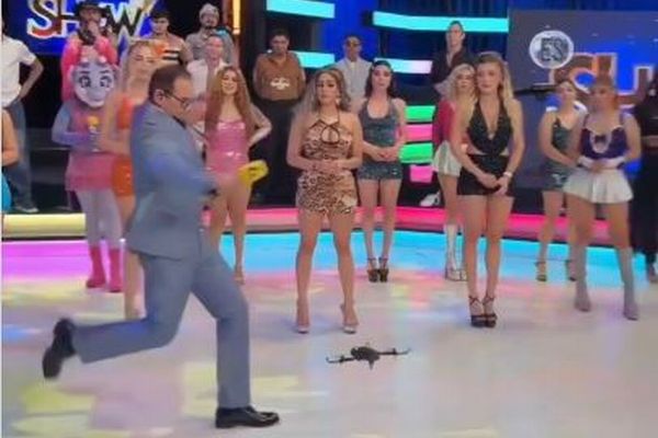 メキシコのTV番組で、司会者がドローンを蹴り、モデルの顔に直撃【動画】