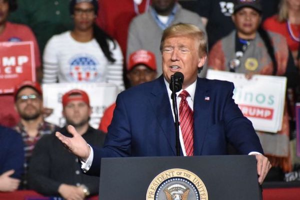 「トランプを撃とう!」ニュースのコメント欄で、殺害予告をした男を逮捕