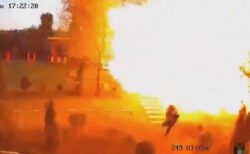 ウクライナで男性がロシア軍の攻撃から間一髪で逃れる、衝撃的な映像