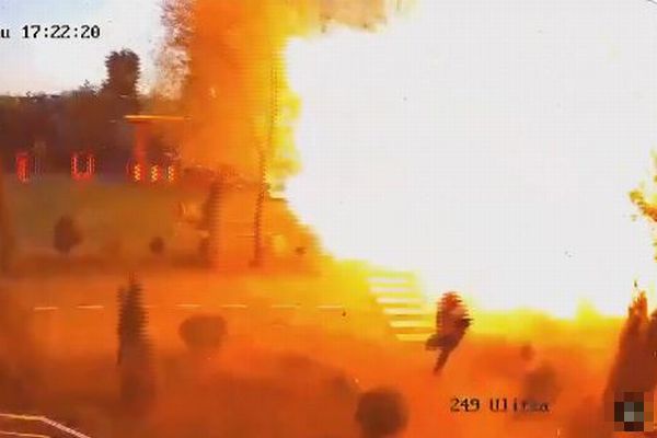ウクライナで男性がロシア軍の攻撃から間一髪で逃れる、衝撃的な映像