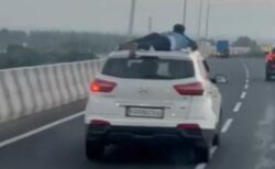 インド人の警察官、高速道路を走る犯人の車にしがみつき、逃走を阻止【動画】