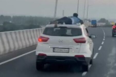 インド人の警察官、高速道路を走る犯人の車にしがみつき、逃走を阻止【動画】