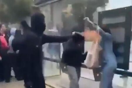 仏で抗議デモ中、女性の顔に炎を噴射した15歳の少年を逮捕【動画】