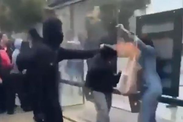 仏で抗議デモ中、女性の顔に炎を噴射した15歳の少年を逮捕【動画】